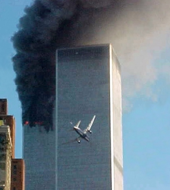 Sau đó 17 phút, phi cơ mang số hiệu 175 của hãng hàng không United Airlines đâm vào tầng 75 đến 85 của tòa tháp phía nam. Mùi nhiên liệu máy bay, sức nóng và khói bụi từ đám cháy kinh khủng đến mức khoảng 200 người đã chọn cách tự tử để thoát khỏi chúng.