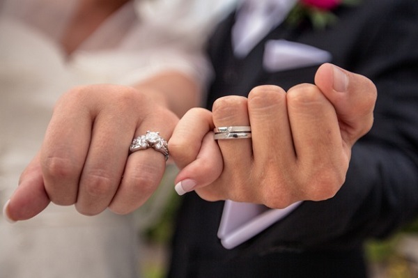 Việc đeo nhẫn cưới 