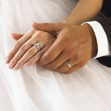 Có rất nhiều quan niệm khác nhau, song nhẫn cưới được đeo phổ biến nhất là ở ngon áp út bàn tay trái.