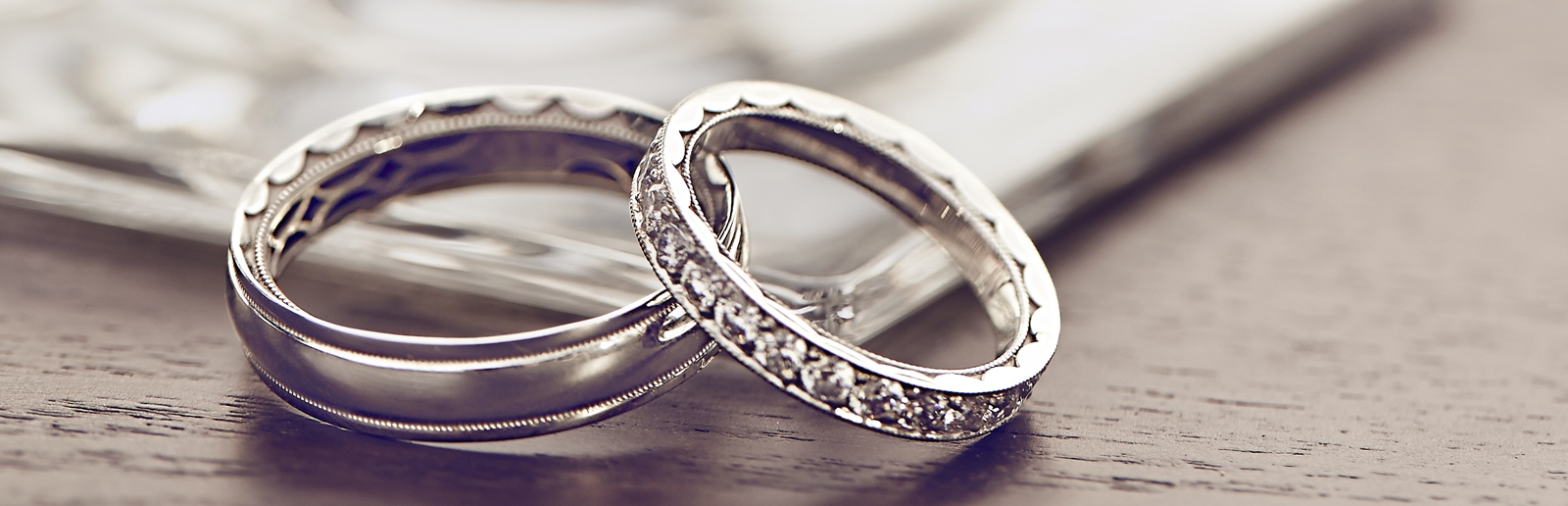 Nhẫn cưới là biểu tượng thiêng liêng của mối quan hệ vợ chồng.
