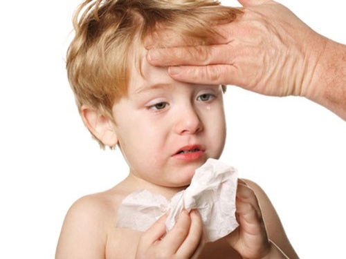 Các triệu chứng viêm mũi, họng khi giao mùa rất dễ xảy ra.
