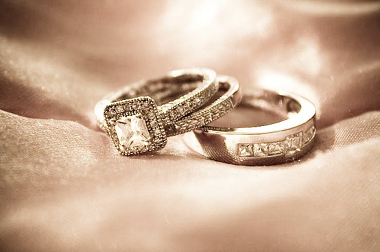 Những chiếc nhẫn cưới cầu kỳ, đắt giá sẽ đẹp nhưng gây bất tiện trong cuộc sống hàng ngày.