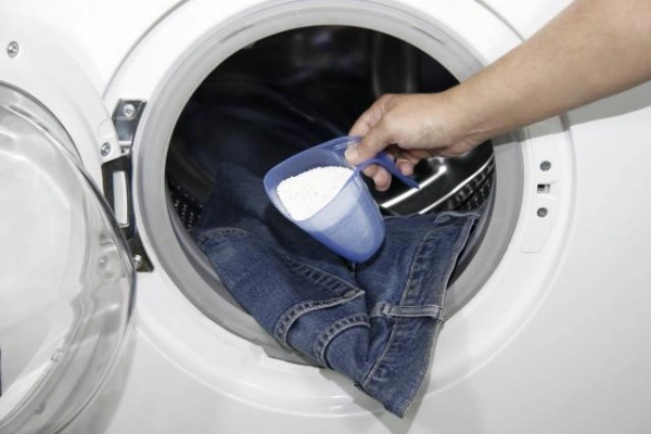 Nếu giặt quần jeans bằng máy hãy sử dụng túi giặt chuyên dụng.