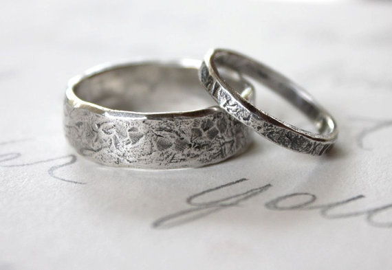 Nhẫn cưới bằng bạc không phải là sự lựa chọn phổ biến.