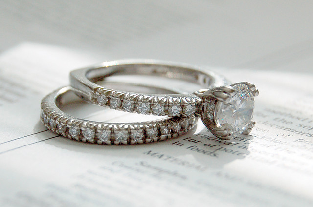 Nhẫn cưới bằng bạch kim hiện nay được đánh giá cao nhất. 