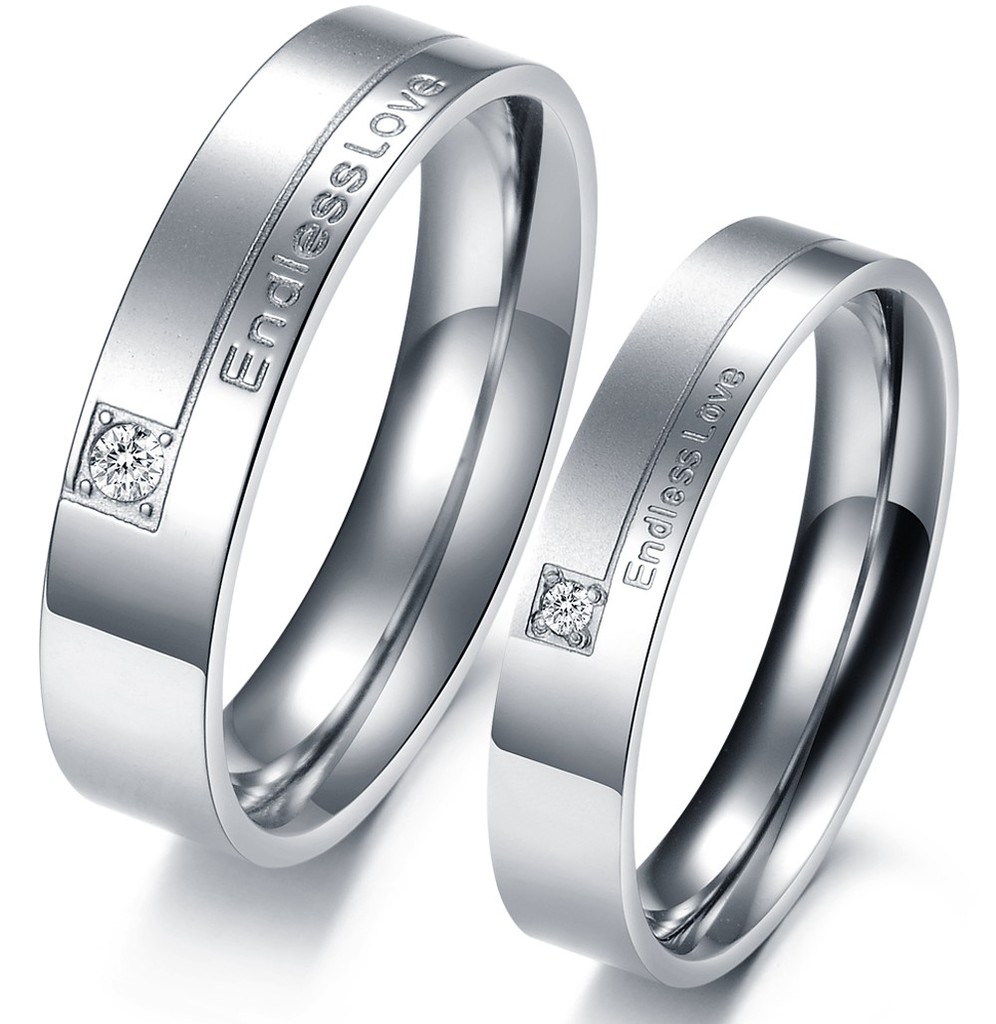Nhẫn cưới bằng Titanium là một chất liệu khá mới. 