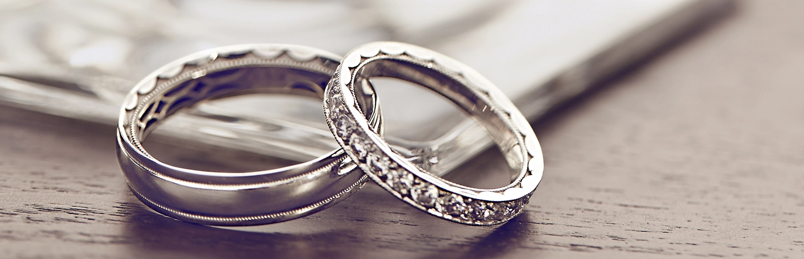 Nhẫn cưới bằng vàng trắng đẹp, tuy nhiên thường xuyên phải xi lại nếu không sẽ dễ bị xỉn màu.