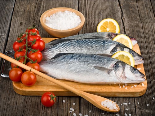 Muối, chanh, giấm, nước vo gạo đều có tác dụng khử tanh cho cá.