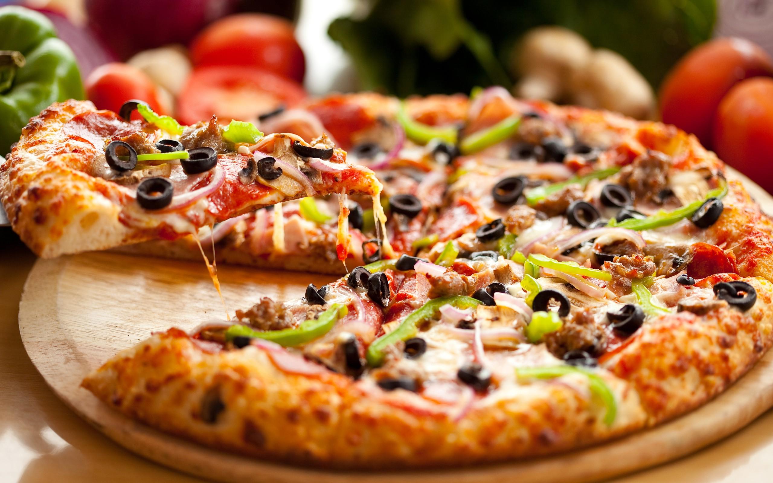 Bánh Pizza chứa rất nhiều chất béo. 