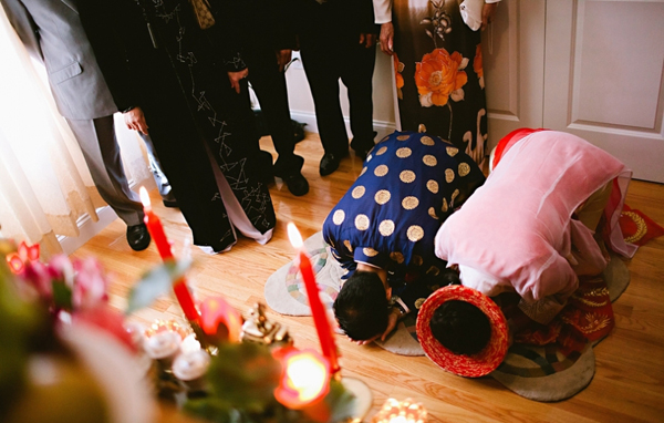 Cô dâu chú rể thắp hương trước bàn thờ gia tiên trong lễ cưới. 