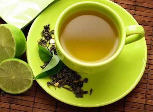 Súc miệng bằng trà xanh sẽ giúp loại bỏ mùi tỏi.