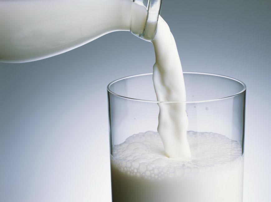 Súc miệng bằng sữa tươi sẽ giúp loại bỏ mùi tỏi.