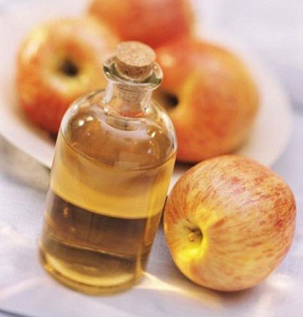 Bạn có thể khử mùi tỏi sau khi ăn bằng cách súc miệng một chút giấm táo.