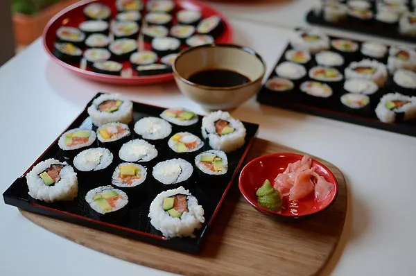 Không ăn gừng hồng cùng lúc với sushi.