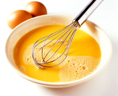 Đánh trứng thật bông và thêm dầu ăn vào hỗn hợp trứng giúp trứng xốp hơn.