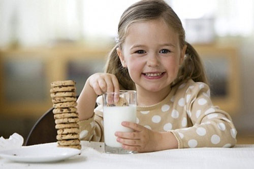 Trẻ em thường rất thích uống sữa.
