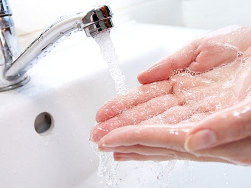 Luôn rửa sạch tay trước khi rửa mặt. 