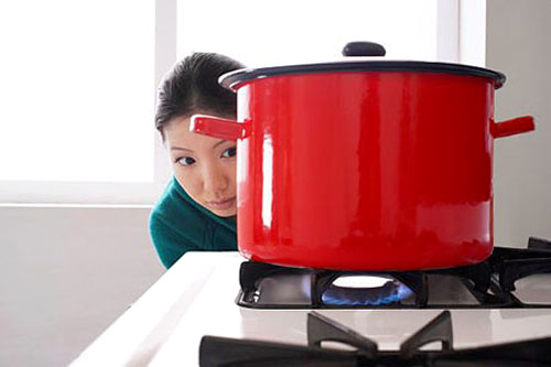 Khi đun nấu nếu cảm thấy gas có vấn đề thì phải lập tức tắt bếp, khóa van gas.