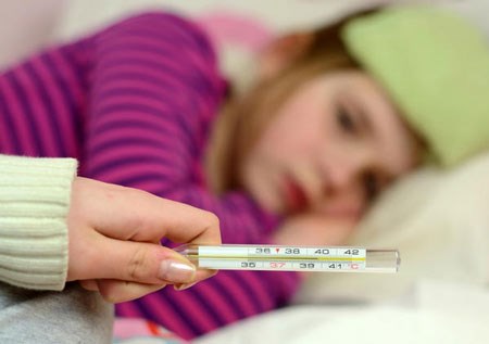 Trẻ bị sốt virus thường sốt rất cao.