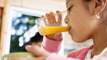 Cho trẻ bổ sung thêm vitamin C để tăng sức đề kháng.