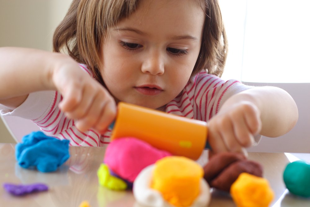 Việc chọn đồ chơi có ảnh hưởng lớn tới sự phát triển của trẻ.