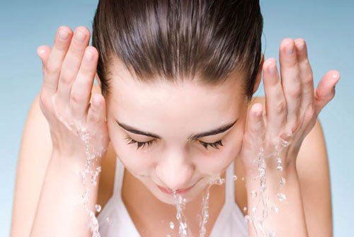 Rửa mặt hoặc tắm với bia giúp da sáng, mịn màng và chống lão hóa.