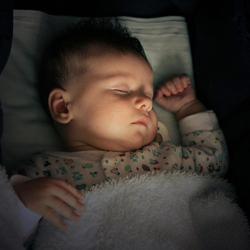 Hãy tập cho bé ngủ trong bóng tối và luôn bên cạnh khi bé thức giấc để tạo cảm giác an toàn.