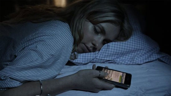 Sóng điện thoại rất hại cho não khi ngủ.