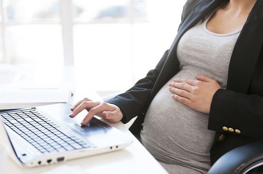 Khi mang thai nếu sức khỏe không cho phép, nữ lao động được quyền đơn phương chấm dứt hoặc tạm hoãn hợp đồng.