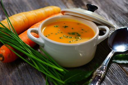 Mang màu vàng cam đặc sắc, cà rốt là nguồn beta carotene dồi dào. Beta carotene hỗ trợ tiết dịch nhầy trong cơ thể, yếu tố cần thiết cho cơ quan hô hấp và tiêu hóa hoạt động tốt, ngăn cản vi khuẩn xâm nhập vào các mạch máu. Nếu bé bị ốm, cho bé ăn súp cà rốt hầm sẽ giúp bé khỏe lại rất nhanh.