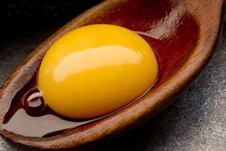 Lòng đỏ trứng giàu protein, dưỡng chất không thể thiếu giúp cơ thể có sức đề kháng. Trong lòng đỏ trứng còn có kẽm và selen, những khoáng chất cần thiết cho hệ miễn dịch.