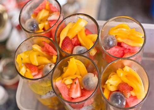 Hoa quả dầm truyền thống được phục vụ sẵn trong các cốc hoặc bát.
