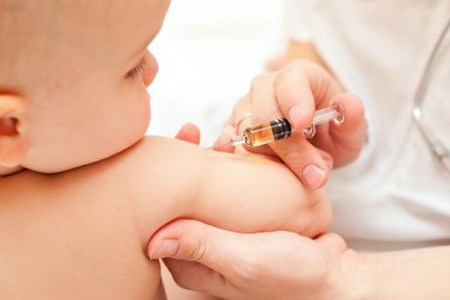 Cần tiêm vắc xin cho trẻ đúng lịch song phải đảm bảo an toàn.