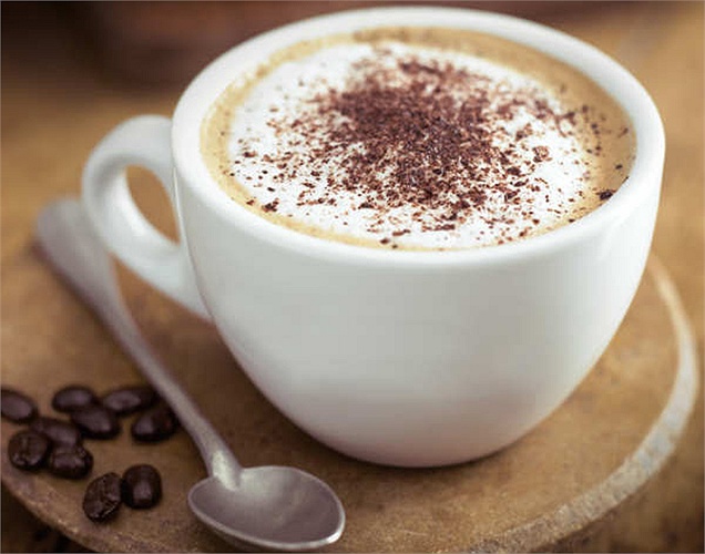 Cà phê: Uống cà phê quá mức có thể dẫn đến các vấn đề với hệ thống thần kinh như mất ngủ, run cơ và thậm chí tim đập nhanh. Hãy chắc chắn rằng bạn không uống quá hai ly cà phê mỗi ngày.