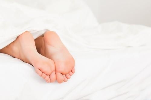 Thò chân khỏi chăn sẽ giúp bạn dễ ngủ hơn. 