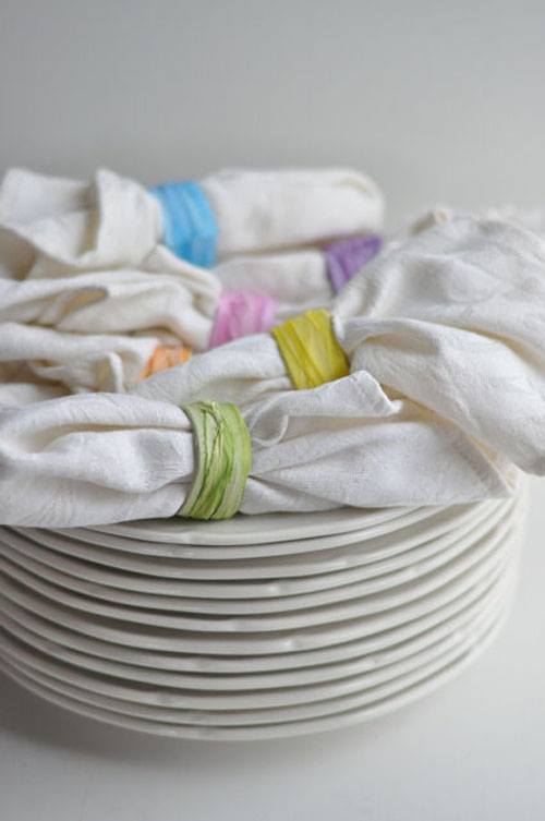 Nhuộm màu và biến lõi giấy thành vật giữ khăn ăn.