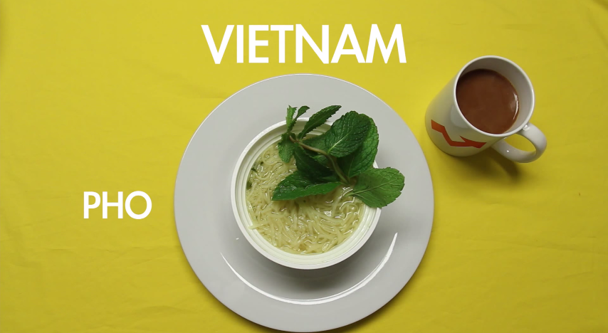Bữa sáng truyền thống của Việt Nam với phở và cà phê.