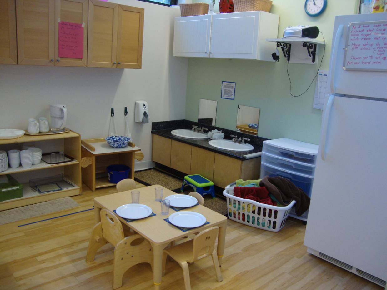 Mô hình lớp học Montessori với các vật dụng thông thường được thu nhỏ phù hợp với trẻ em.
