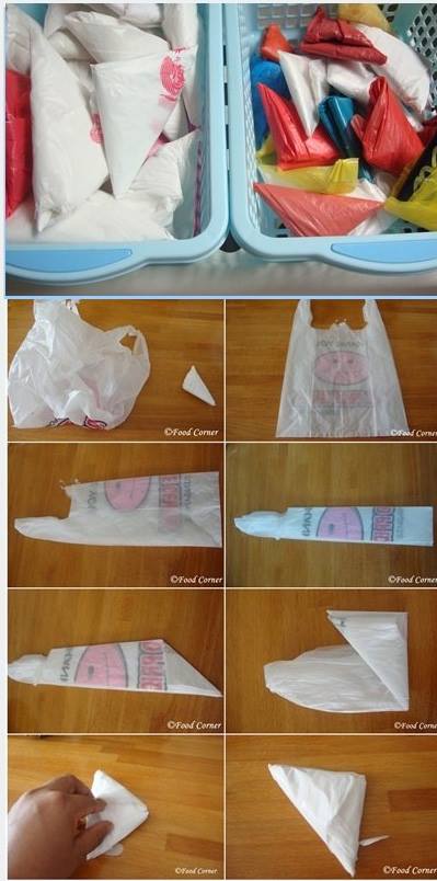Cách gấp gọn túi nilon khi lưu trữ trong gia đình.