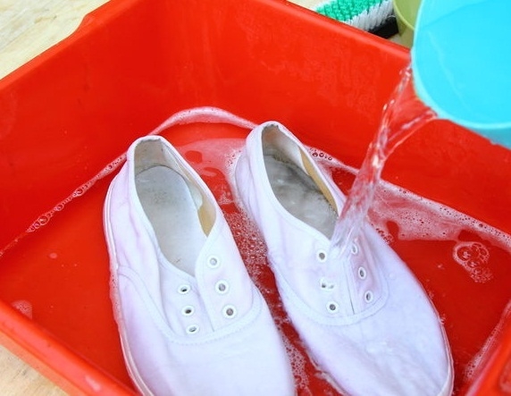 Pha loãng Amoniac với nước để giặt giày.