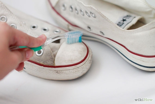 Dùng kem đánh răng để tẩy sạch vết bẩn trên giày.