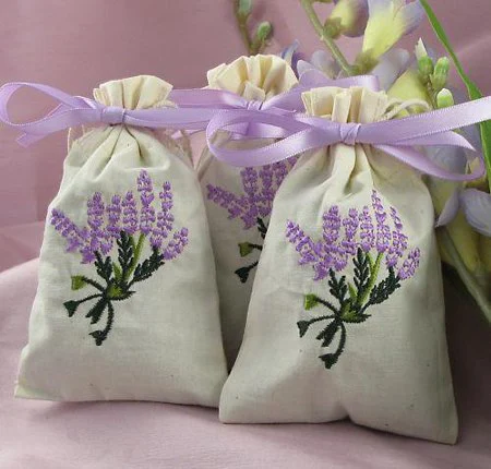 Túi thơm là cách tạo mùi hương cho phái nữ thời xưa.