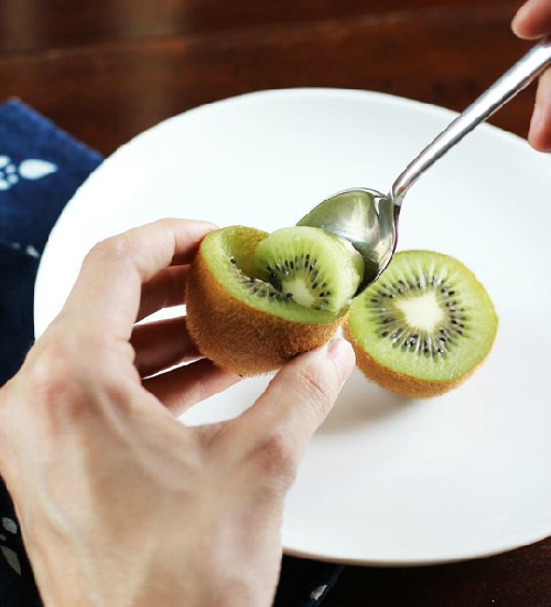 Ăn kiwi bằng một chiếc thìa.