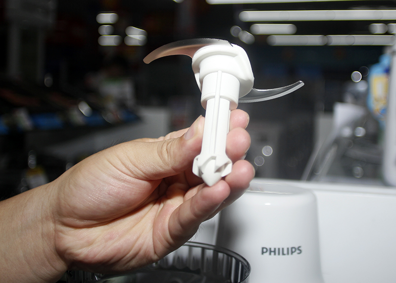 Lưỡi dao bằng Inoxrất bền, tháo rời được, dễ dàng lau rửa.