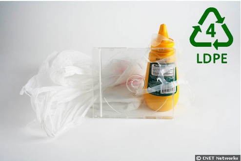 Ký hiệu LDPE  low-density polyethylene 

Mặc dù không rỉ ra bất kỳ hóa chất nào trong quá trình sử dụng nhưng vật liệu LDPE không được sử dụng trong sản xuất chai nước, túi nhựa.

Loại nhựa này được tìm thấy ở một số chi tiết trong đồ nội thất, quần áo hoặc túi xách.