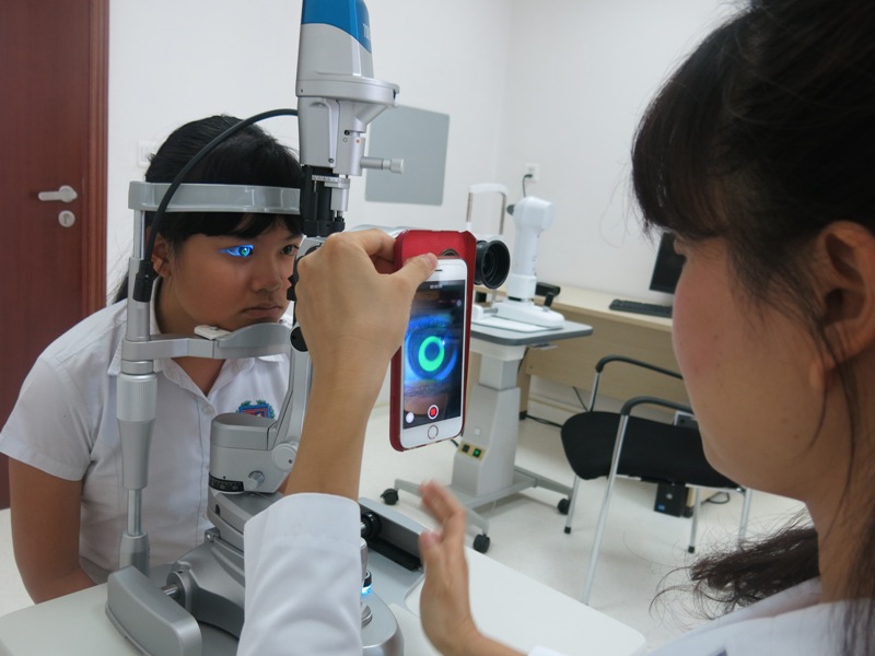 Bác sĩ ghi hình chuyển động của kính trên bề mặt giác mạc để xác định kính Ortho - K phù hợp nhất với người bệnh.