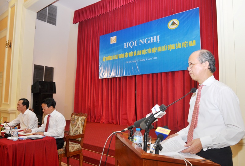 Chủ tịch Hiệp hội Bất động sản Việt Nam trình bày báo cáo về các hoạt động của Hiệp hội.