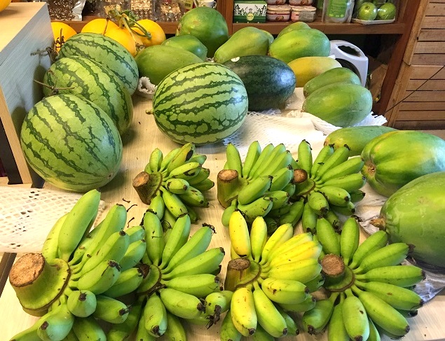 Nhiều loại rau củ, hoa quả không được gắn tem mác tại cửa hàng Nông sản ngon 