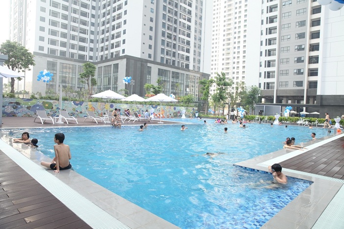 Bể bơi tràn nhiệt đới ngoài trời thuộc phân khu Ruby phục vụ miễn phí cho cư dân trong toà nhà càng làm tăng chỉ số hài lòng của các cư dân nơi đây.