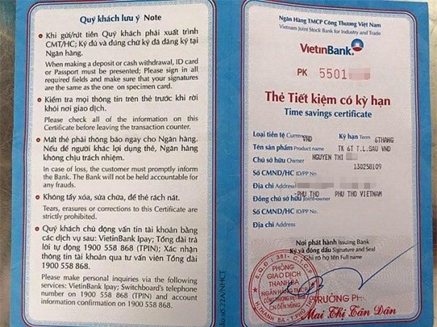 Sổ tiết kiệm của bà H có dấu đỏ, chữ kí của cán bộ phòng giao dịch Thanh Ba - Vietinbank CN Đền Hùng.